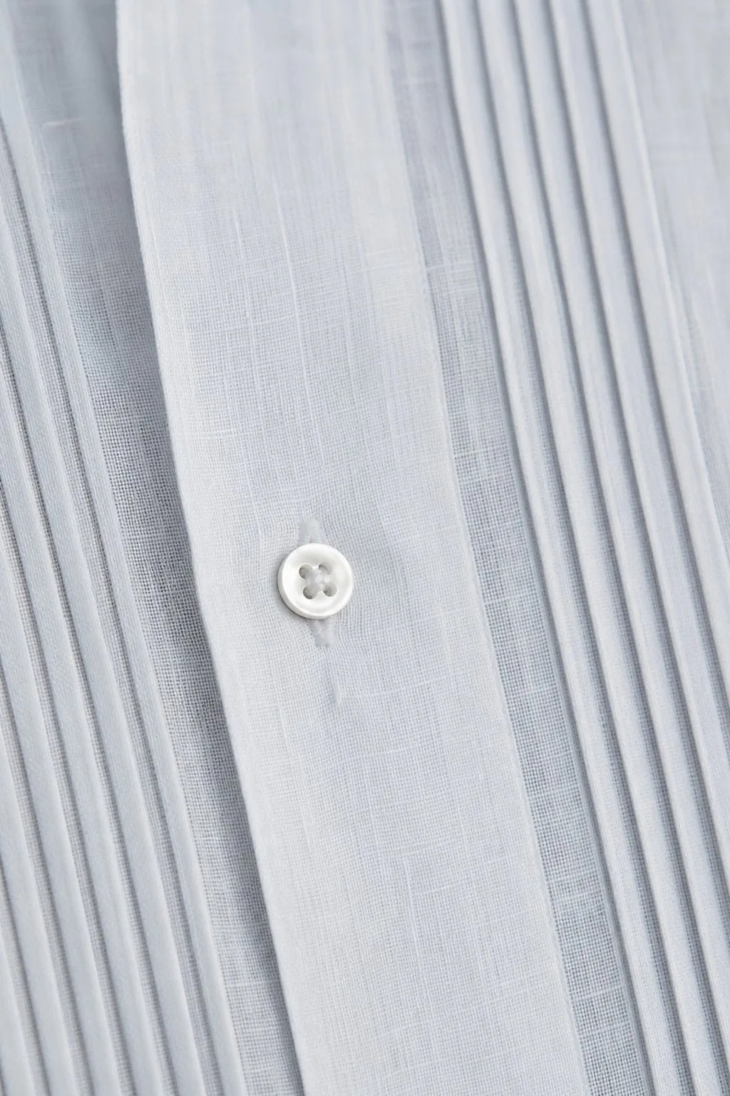 Detalle de una guayabera blanca de lino